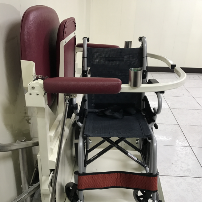 彎軌式單人及輪椅兩用平台